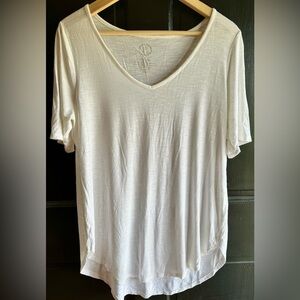 MAURICES 24/7 WOMENS V-NECK WHITE FLOWY S/S TSHIRT SIZE MEDIUM